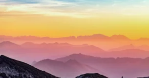 Es ley de nuestra naturaleza que los grandes pensamientos vengan del corazón. - Ralph Waldo Emerson