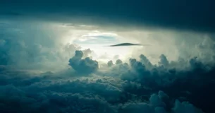 La belleza es algo terrible, porque no ha sido abrazada ni podrá serlo nunca; y lo peor es que la belleza es tan misteriosa como terrible. Es una lucha entre Dios y el demonio, y el campo de batalla es el corazón del hombre. - Fedor Mijailovich Dostoievski