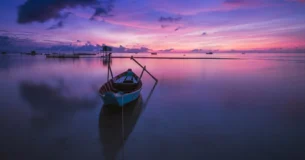Es tan ligera la lengua como el pensamiento, y si son malas preñeces de los pensamientos, las empeoran los partos de la lengua. - Miguel de Cervantes