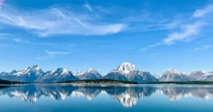 El placer de viajar es testimonio de inquietud e irresolución, que no en vano son nuestras cualidades primordiales y predominantes. - Michel Eyquem de Montaigne
