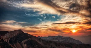 Desconfiad del hombre que todo lo encuentra bien, del hombre que todo lo encuentra mal y, más todavía, del hombre que se muestra indiferente a todo. - Johann Kaspar Lavater