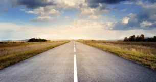 Lo que debe suceder sucederá. Por lo tanto, en el interior de las fronteras de la necesidad eres invulnerable. - Dag Hammarskjöld