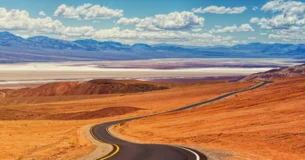 El placer de amar sin osar confesarlo tiene sus penas, pero también sus dulzuras. - Blaise Pascal