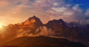 El ruido de un beso no es tan retumbante como el de un cañón, pero su eco dura mucho más. - Oliver Wendell Holmes