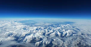 En el campo de la ciencia aprendemos cuán grande es la extrañeza del mundo. - J. Robert Oppenheimer