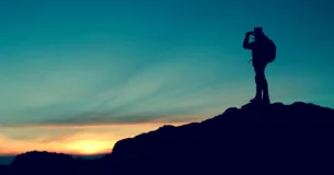 El mejor maestro es el que enseña a estudiarnos a nosotros mismos. - Stephen Crane