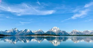 Todas las cosas ocultan algún misterio; todas las cosas son velos que ocultan a Dios. - Blaise Pascal