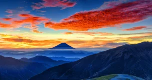 El sol y la muerte no se pueden mirar fijamente. Pero si el sol puede mirarse a través de un vidrio ahumado, la muerte puede mirarse sin parpadear, a trevés de la idea de Dios. - Pierre Reverdy