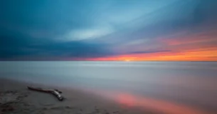 La época en que mejor se ama es aquélla en que se piensa todavía que se es el único amante y que nadie que ha amado amará tanto como uno. - Johann Wolfgang von Goethe
