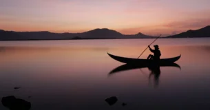 Escribe si puedes, cosas que sean tan imposibles como un sueño, tan absurdas como la luna de miel de un saltamontes y tan verdaderas como el sencillo corazón de un niño. - Ernest Hemingway