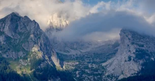 Hay algo en que el sabio tiene ventaja sobre Dios, y es que posee la sabiduría por adquisición, mientras que Dios sólo la posee por naturaleza. - Lucio Anneo Séneca