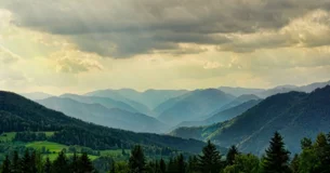 Un bello paisaje, una hermosa jornada, un libro selecto... ¿Qué más necesitáis para ser felices? El sol de la vida resplandece desde adentro. - Joseph Unger