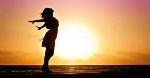 Un bello paisaje, una hermosa jornada, un libro selecto... ¿Qué más necesitáis para ser felices? El sol de la vida resplandece desde adentro. - Joseph Unger