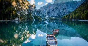 Ningún hombre puede ser feliz sino por comparación. - Shadwell Thomas