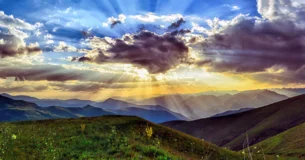 No te atormenten las cosas futuras; pues, si fuera necesario, tú les saldrás al encuentro armado de la misma razón de que ahora te vales para afrontar las presentes. - Marco Aurelio Antonino