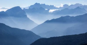 Apresurarse demasiado a corresponder un favor constituye una especie de ingratitud. - François de La Rochefoucauld