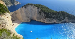 No reconozcas más que a un hombre mejor que tú. - Pitágoras de Samos