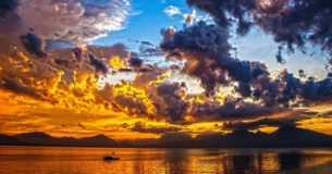 Apenas si basta un siglo para formar un Estado; una hora puede reducirlo a polvo. - Lord Byron
