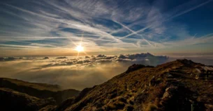 Apenas si basta un siglo para formar un Estado; una hora puede reducirlo a polvo. - Lord Byron