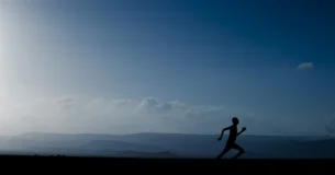 Lo que debe suceder sucederá. Por tanto, en el interior de las fronteras de la necesidad eres invulnerable. - Dag Hammarskjöld