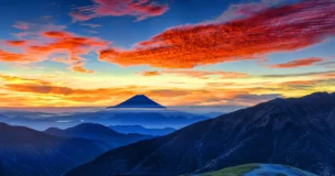 El placer es tanto más intenso cuanto más doloroso ha sido vencer la flaca naturaleza humana para alcanzarlo. - Ricardo Palma